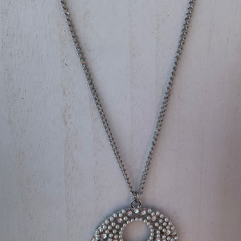 Pendant necklace Silvertone pearl crystal on round pendant 36” - Picture 4 of 11